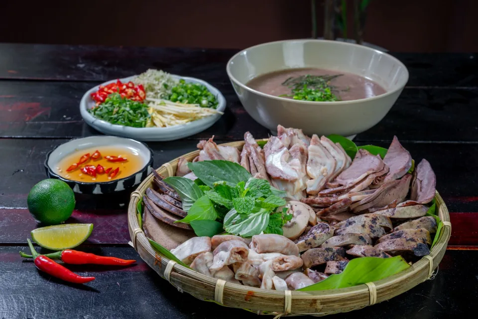Bàn ăn tại Nguyễn Thị Bồi